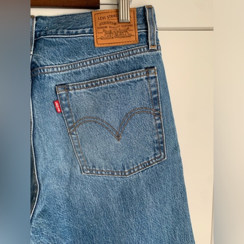 Levi's Premium Wedgie Fit Ankle‎ Womens Jeans 29 Medium Wash Distressed Raw Hem - Picture 6 of 9